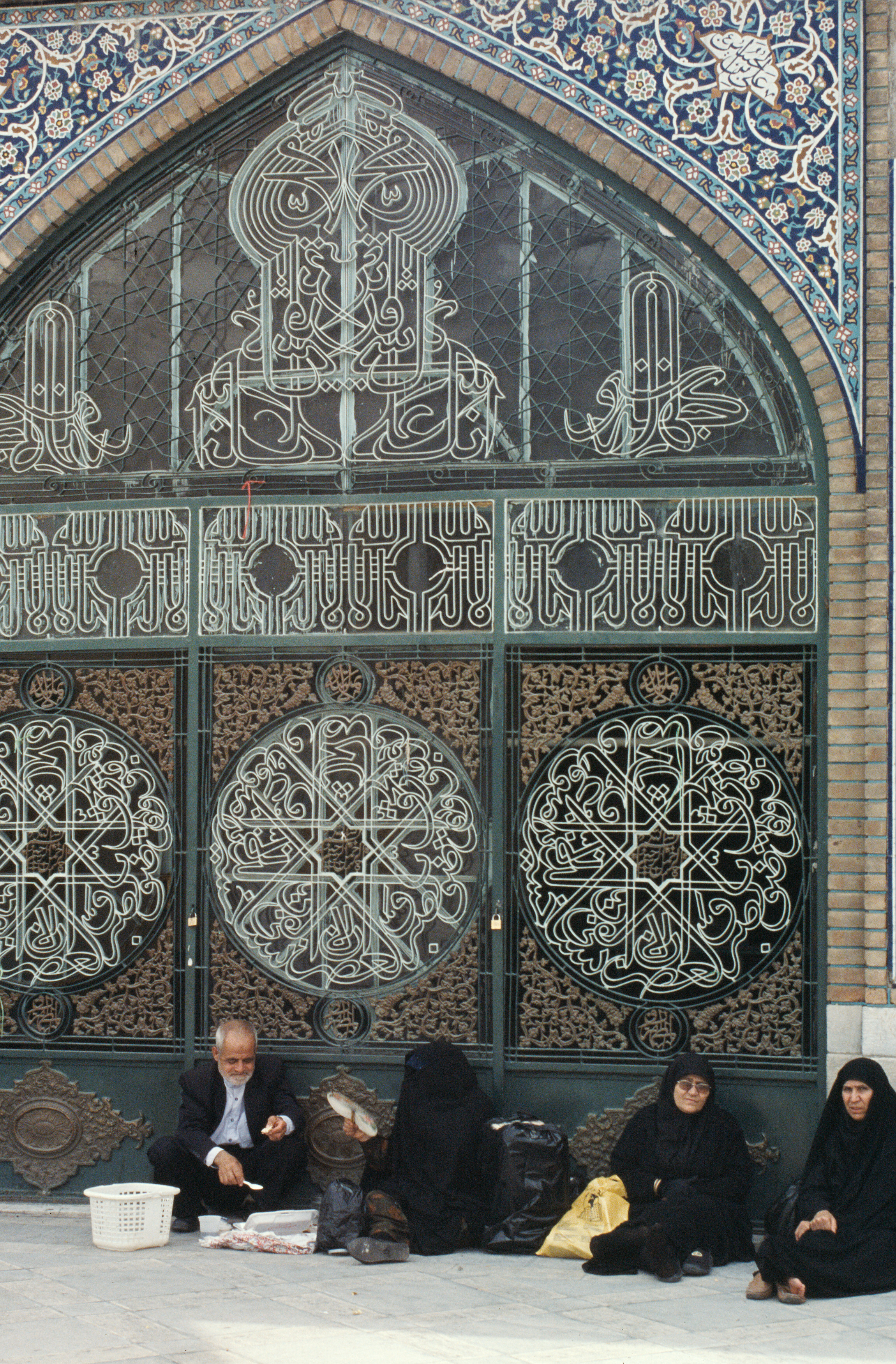 4figures_at_ayvan